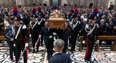 İtalya'nın eski Başbakanı Berlusconi son yolculuğuna uğurlandı