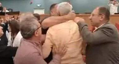 İzmir Büyükşehir Belediye Meclisinde ‘bavul’ gerginliği