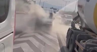 İzmir’de göçmenleri taşıyan araç alev alev yandı