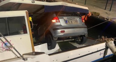 İzmir'de ilginç kaza: Alkollü sürücü tekne üzerine düştü