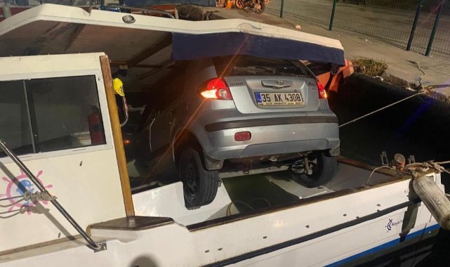 İzmir'de ilginç kaza: Alkollü sürücü tekne üzerine düştü