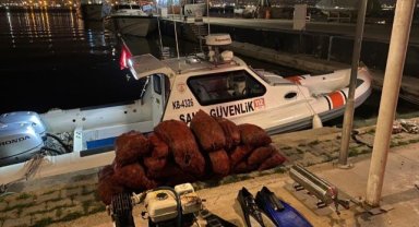İzmir'de kaçak avlanan 500 kilogram midye ele geçirildi