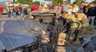 İzmir'de korkunç kaza: Direksiyon hakimiyetini kaybetti karşı şeride geçti