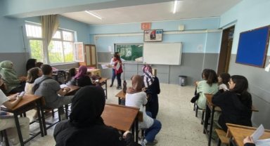 İzmir’de öğrenciler karnelerini aldı