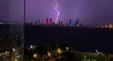 İzmir’de şimşekler geceyi aydınlattı