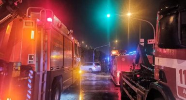 İzmir’i sel vurdu: Araçlar suya gömüldü yol trafiğe kapatıldı