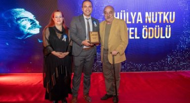 İzmir Şehir Tiyatroları’na 6 dalda “Özdemir Nutku” ödülü