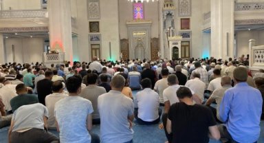 İzmirliler bayram namazı için camilere akın etti