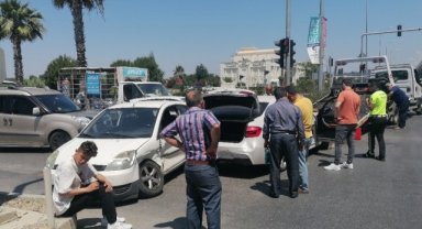 Kavşakta zincirleme kaza