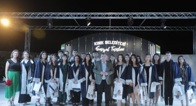 Kınık'ta mezuniyet şöleni: Başkan Doğruer öğrencilerin heyecanına ortak oldu