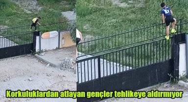 Korkuluklarından atlayan gençler tehlikeye aldırmıyor