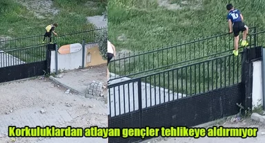 Korkuluklarından atlayan gençler tehlikeye aldırmıyor