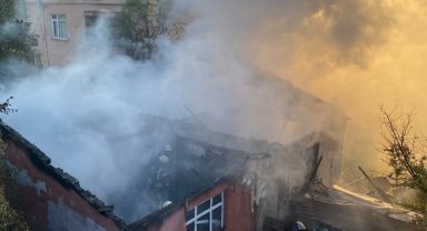 Küçükçekmece'de gecekondu alevlere teslim oldu