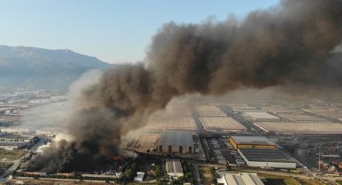 Manisa'daki fabrika yangını 16 saattir devam ediyor