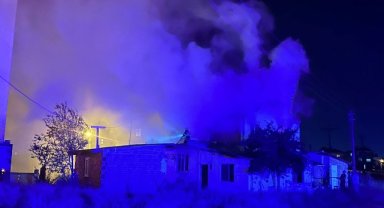 Önce babasını darbetti sonra evi ateşe verdi