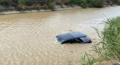 Otomobil sulama kanalına uçtu, sürücü ölümden döndü