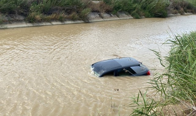 Otomobil sulama kanalına uçtu, sürücü ölümden döndü