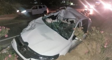 Feci kaza: Otomobil tıra ok gibi saplandı