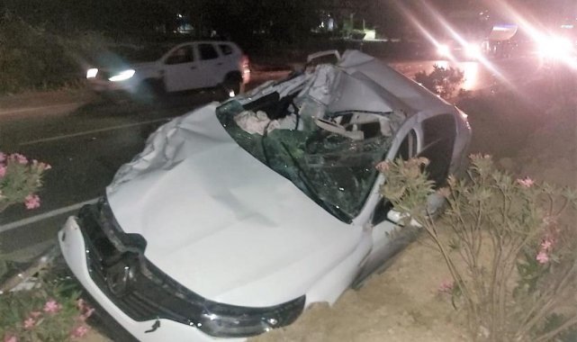 Feci kaza: Otomobil tıra ok gibi saplandı