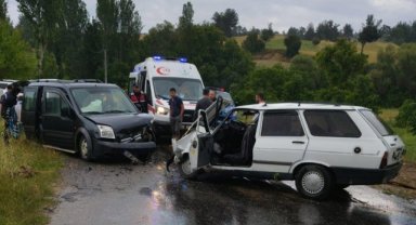 Otomobille hafif ticari araç kafa kafaya çarpıştı