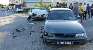 Otomobiller kafa kafaya çarpıştı: Çok sayıda yaralı var