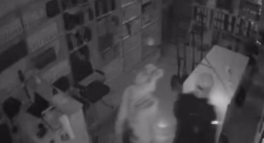 Parfümcüyü soyamayınca kargo şirketinden 1 milyon 400 bin lira değerinde döviz çaldılar