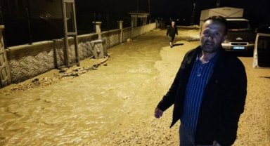 Sağanak nedeniyle gölet taştı, sokaklar dereye döndü