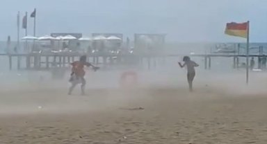 Sahilde hortum çıktı, tatilciler neye uğradığını şaşırdı
