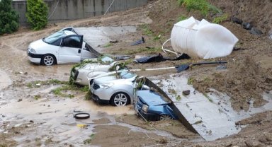 Samsun'da istinat duvarı 5 aracın üzerine devrildi