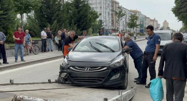 Sara nöbeti geçiren sürücü park halindeki araçlara çarptı