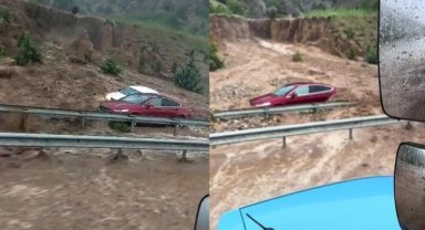 Selin dağlardan getirdiği çamur 2 aracı böyle yuttu