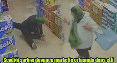 Sevdiği şarkıyı duyunca marketin ortasında dans etti