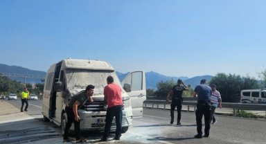 Seyir halindeki minibüs cayır cayır yandı