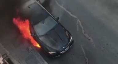 Seyir halindeki otomobil alev alev yandı