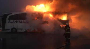 Seyir halindeki yolcu otobüsü cayır cayır yandı