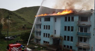 Şimşek çaktı, sökülen çatı alev aldı