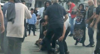 Taksi sürücüsü ve vatandaşlar yol ortasında kavga etti