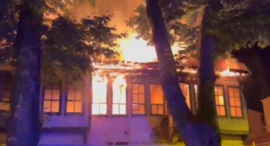 Tarihi bina alev alev yandı