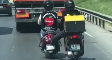 Tehlikeli yolculuk: Benzini biten motosikleti ayağıyla itti