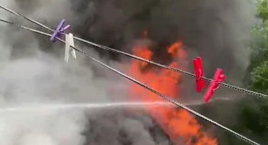 Tek katlı ev alevlere teslim oldu: Cayır cayır yandı