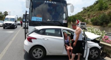 Tur otobüsü ile çarpışan otomobildeki kadın tur rehberi şoka girdi