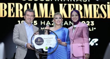 Bergama Kermes Festivali Finaline Muazzez Ersoy Damgası