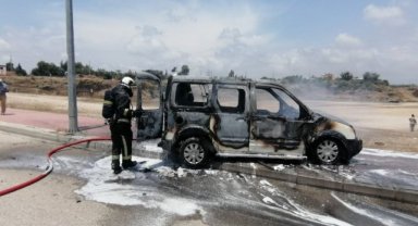 Yanan aracın sürücüsü canını zor kurtardı