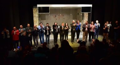 Yılın tiyatro oyunu BBŞT’den: Bornova Belediyesi Şehir Tiyatrosu ödülleri topladı