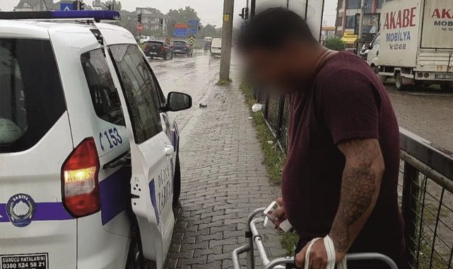 Zabıtaların yakaladığı dilenci yürüteçle geldi, yürüyerek çıktı