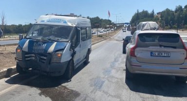 16 araç birbirine girdi: 1’i polis 2 kişi yaralandı