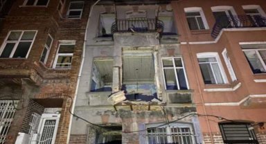 3 katlı metruk binanın balkonu çöktü