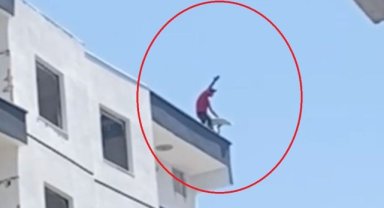 Ağır hasarlı binaya çıkan vatandaş çanak için canını hiçe saydı