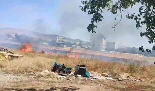 Anız yangını ikametlere sıçramadan söndürüldü