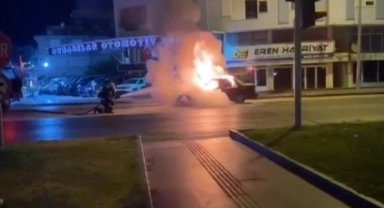 Antalya'da seyir halindeki araç alev alev yandı